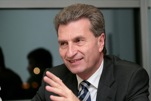 Günther Oettinger, niemiecki polityk związany z Unią Chrześcijańsko-Demokratyczną (CDU). Z wykształcenia jest prawnikiem, był wykładowcą akademickim, a następnie pracował w kancelarii adwokackiej. W 1984 r. został posłem w landtagu Badenii-Wirtembergii, a od 2005 premierem tego landu. W 2010 r. przeniósł się do Brukseli jako niemiecki kandydat na fotel komisarza UE do spraw energii, w którym zasiadał do 2014 r. W Komisji Europejskiej nowej kadencji objął stanowisko komisarza odpowiedzialnego za gospodarkę cyfrową i społeczeństwo. W styczniu tego roku dostał tekę komisarza ds. budżetu i zasobów ludzkich w miejsce Kristaliny Georgiewej, która zamieniła pracę w unijnych instytucjach na stołek dyrektora generalnego Banku Światowego.
