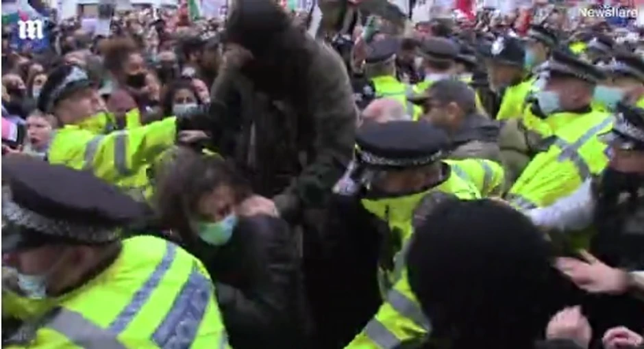 Trenutak kad je aktivista skočio sa ograde 