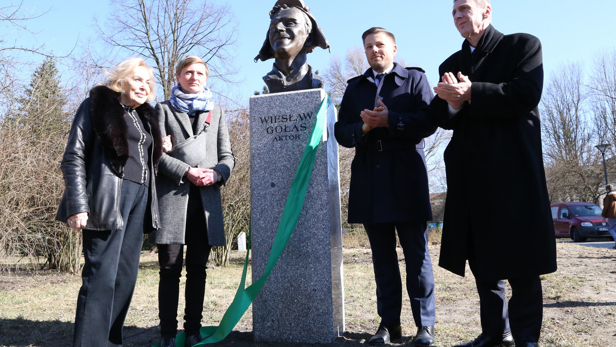 Kielce. Odsłonięto rzeźbę Wiesława Gołasa w Alei Sław