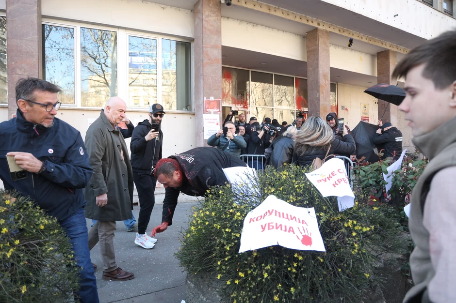 Haos ispred Skupštine grada