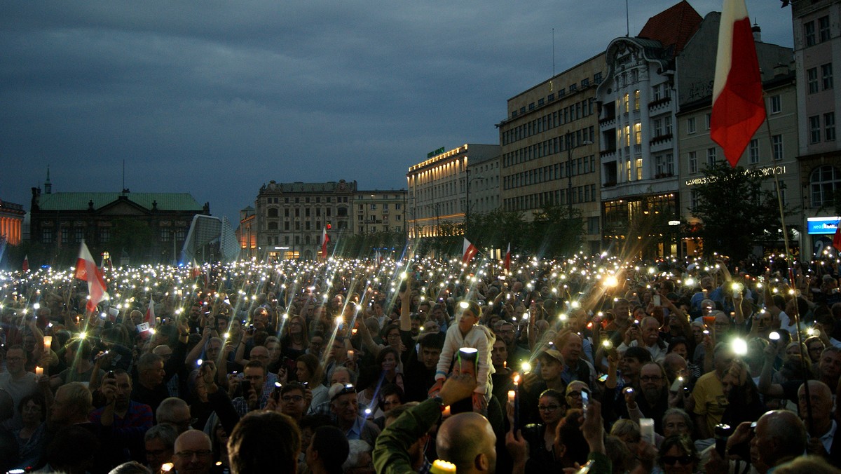 Plac Wolności zapełnił się w niedziele demonstrantami 