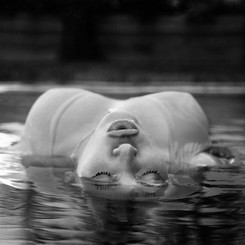 Piersi w roli głównej: Beyoncé pokazała sporo ciała w sesji dla magazynu 'Flaunt'