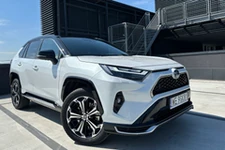 Ma silnik 2.5 i spala 3,7 l/100 km. Toyota trzęsie rynkiem. Cena hitem