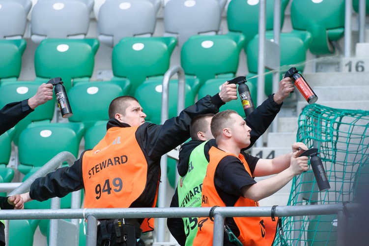 Ochroniarz podpalił na stadionie kibica Zagłębia