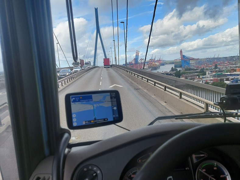 TomTom GO Expert 7. Jak prowadzi nawigacja dla ciężarówek? To sprzęt w