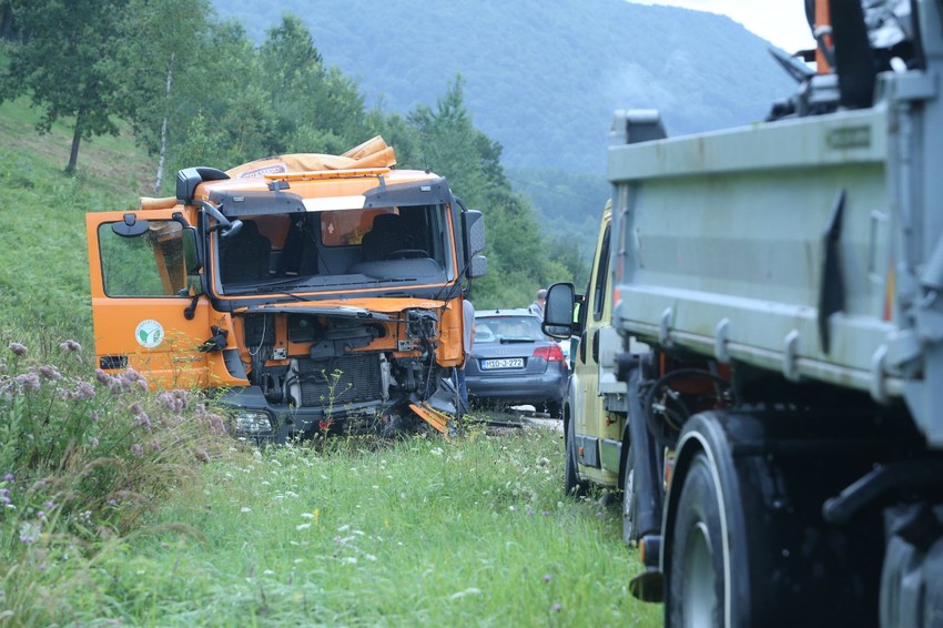 "Renault" je iz nepoznatih razloga skrenuo i direktno podletio pod kamion.