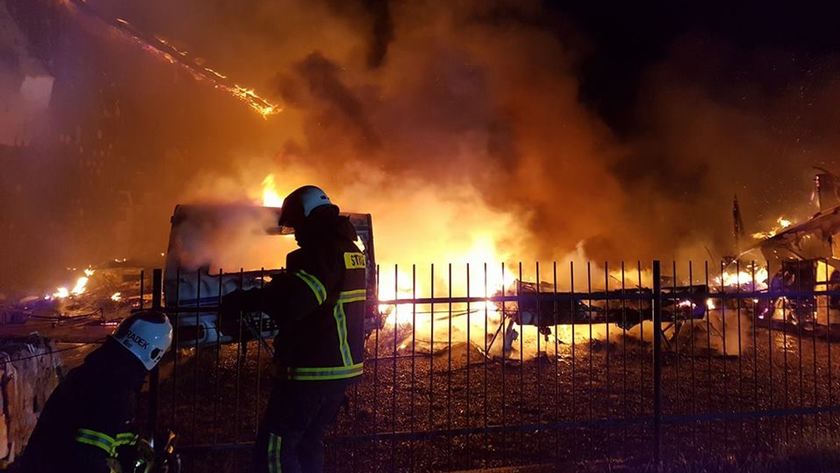 Sześć jednostek straży pożarnej gasiło nocny pożar w Białymstoku przy ulicy Ciołkowskiego. Wybuchł około godziny 2.00. Dwie osoby nie żyją.