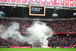 Świece dymne i petardy na murawie. Mecz Ajax - Feyenoord przedwcześnie zakończony