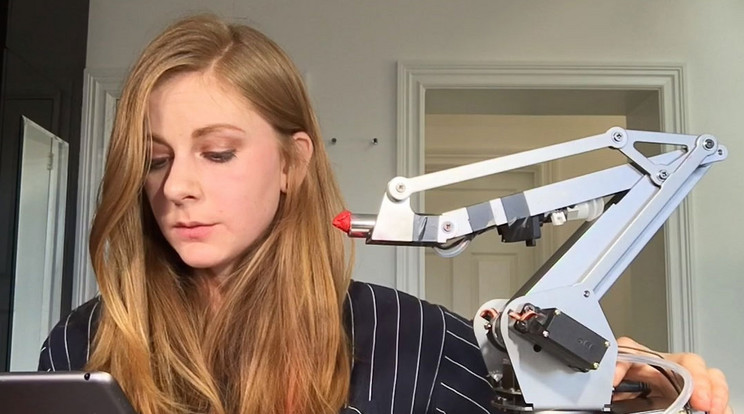 Simone Giertz több, mindennapi feladatok ellátására hivatott robotot készített már, ez épp sminkes /Fotó: YouTube