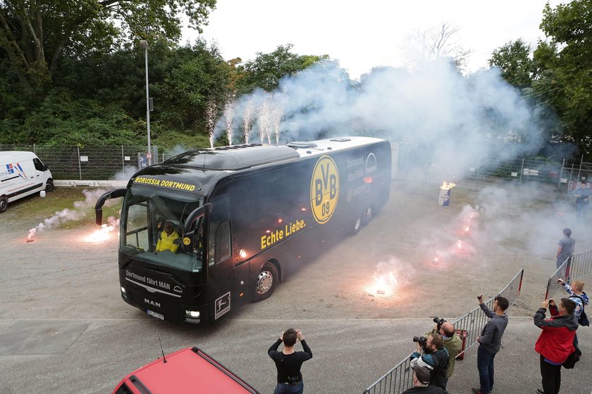 Atak na autokar Borussii! Piłkarz zabrany do szpitala