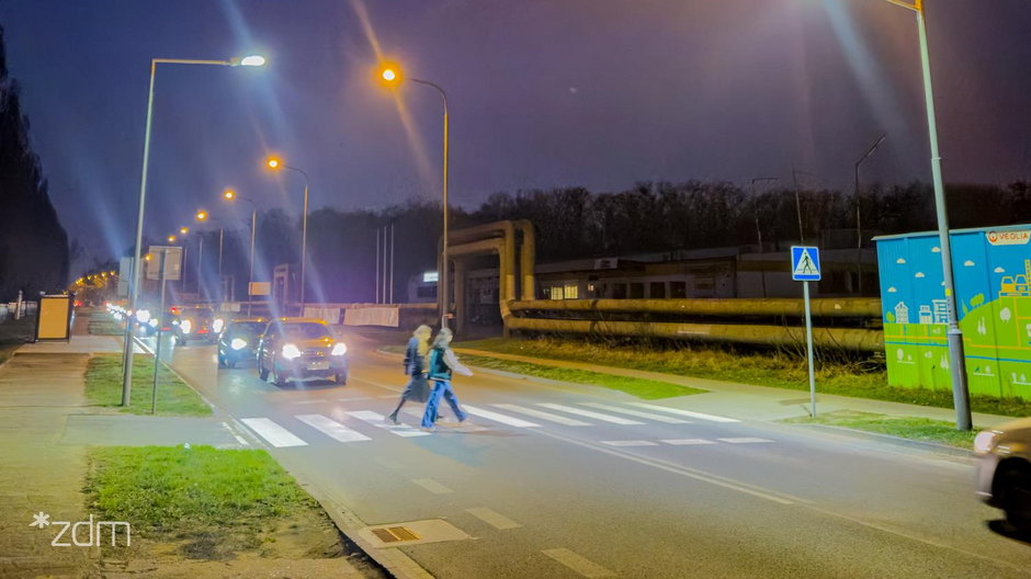 Zarząd Dróg Miejskich w Poznaniu doświetla każdego roku co najmniej kilkanaście zebr. Montowane na niższych słupach oprawy kierują strumień światła pod odpowiednim kątem bezpośrednio na przejście dla pieszych.