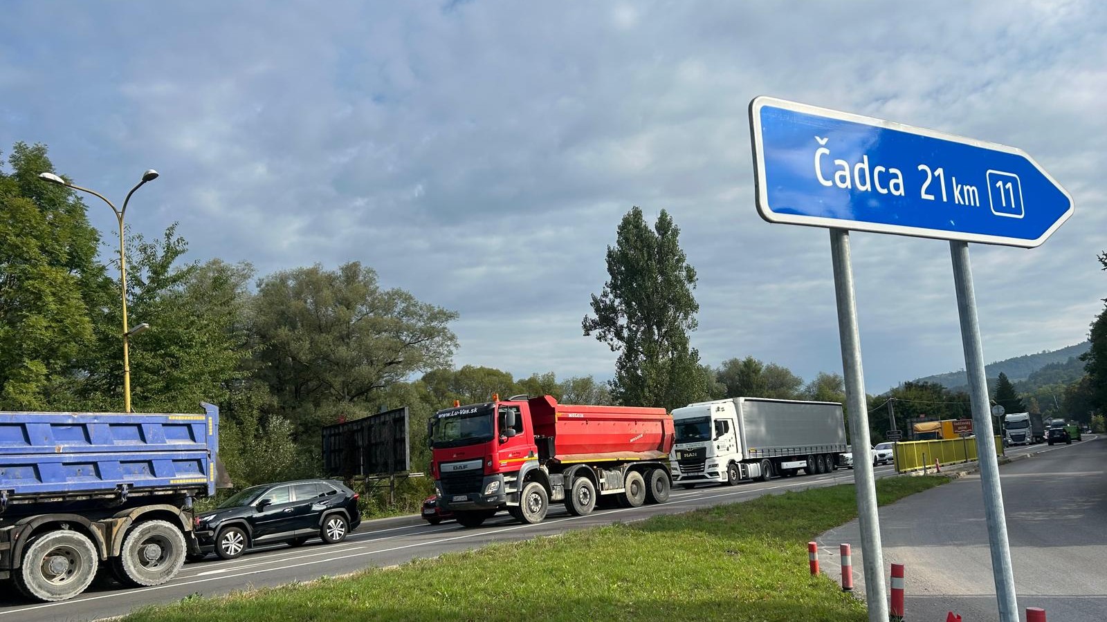 Dopravná situácia na križovatke v obci Radoľa, kde sa stretáva doprava z Čadce do Žiliny, z Kysuckého Nového Mesta aj priamo do obce Radoľa.