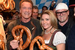 Arnold Schwarzenegger mówi, że odstawienie chleba pomogło mu sporo schudnąć. Co o tym myślą dietetycy?