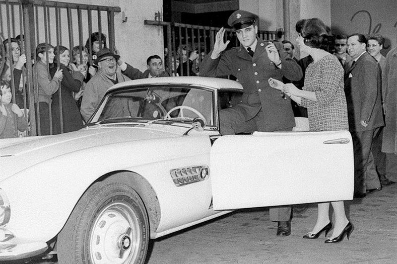 Elvis Presley ze swoim BMW 507