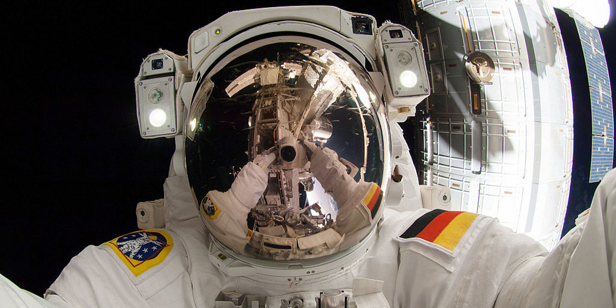Astronauta Alexander Gerst na kosmicznym spacerze, listopad 2017 rok