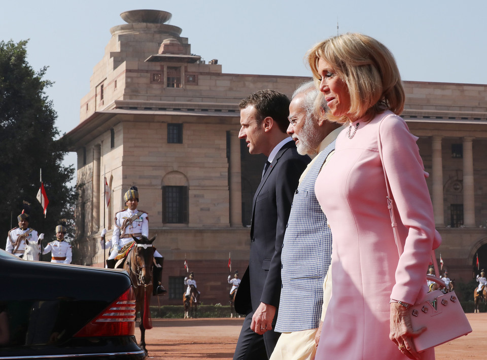 Brigitte Macron w różowej mini w Indiach
