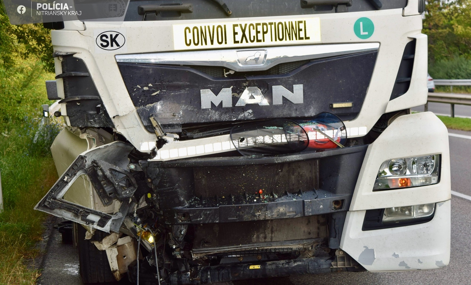 Do odstaveného vozidla narazilo nákladné auto.