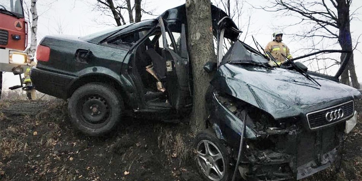 Auto owinęło się wokół drzewa