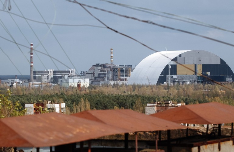 „Jest to największy tego rodzaju obiekt na świecie. Przy budowie pracują specjaliści z wielu krajów: Francuzi, Holendrzy, Niemcy, Polacy i Turcy. Z Polakami, niestety, nie możecie porozmawiać. Znajdują się oni w pobliżu reaktora, a oderwanie ich od pracy oznaczałoby poważne opóźnienie w grafiku” – wyjaśnia polskim dziennikarzom Petro Britan z kierownictwa budowy nowego zabezpieczenia.