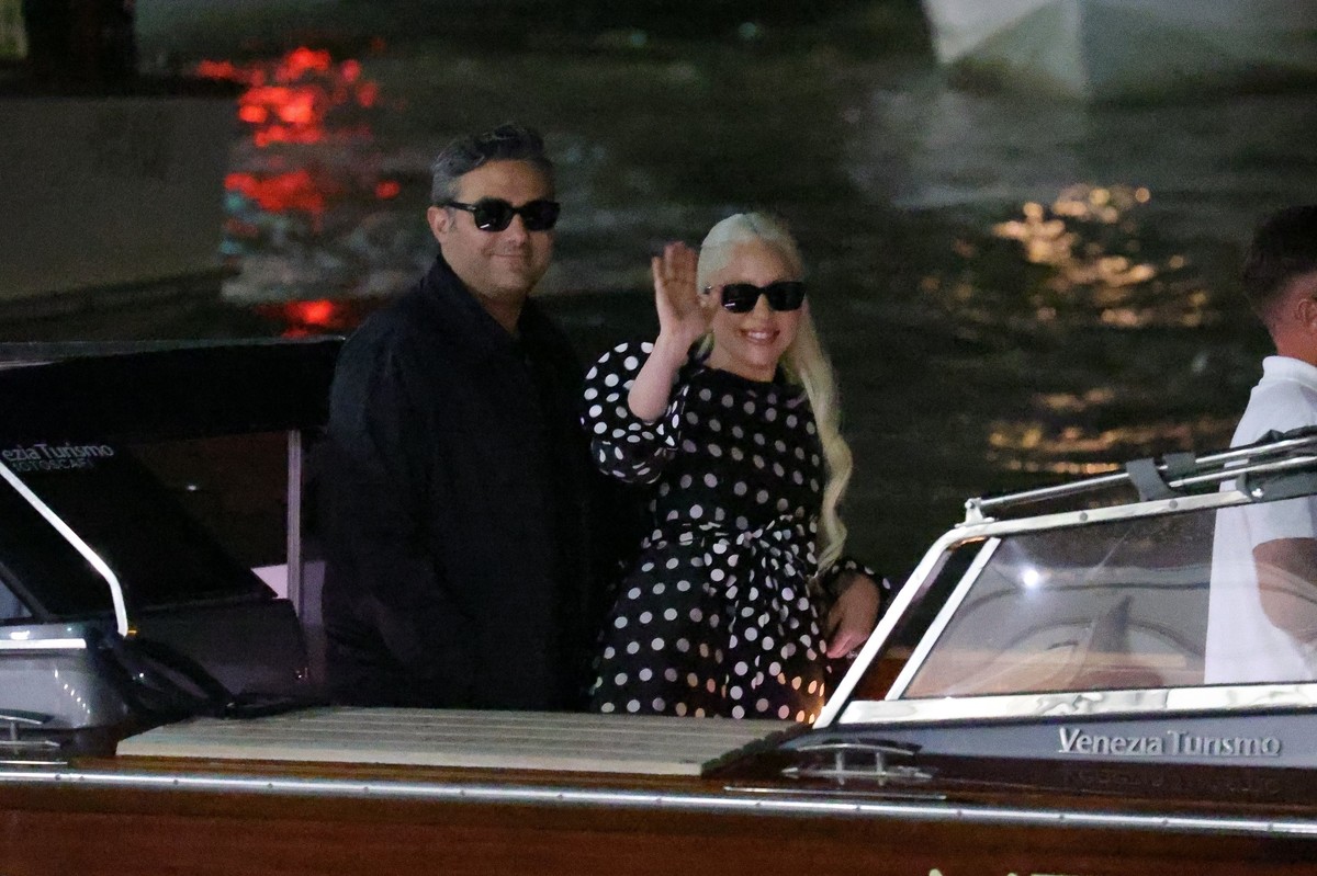 Lady Gaga büszkén mutatta meg a hatalmas eljegyzési gyűrűjét: vőlegénye oldalán kapták lencsevégre az énekesnőt – fotók