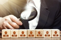 Absencje pracowników na celowniku - duże firmy szukają oszczędności i zwalniają