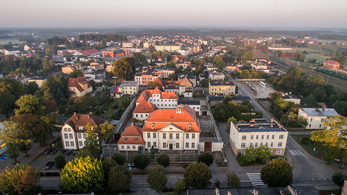 Zabytkowy kompleks budynków w Czersku, do którego mają trafić ludzie po wyrokach za pedofilię