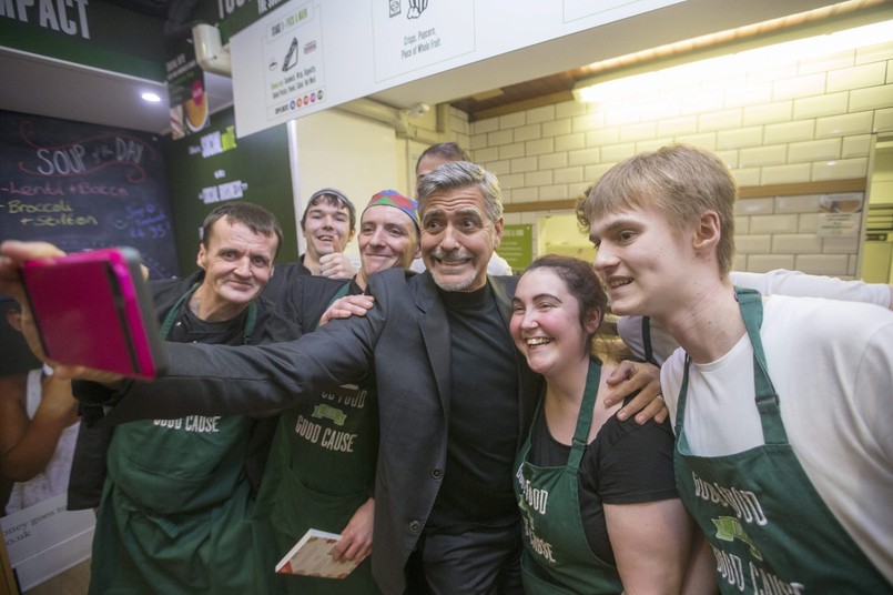 George Clooney robi sobie selfie z pracownikami Social Bite cafe