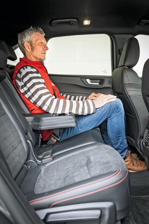 Ford Kuga (2022, III) - dobrze wyprofilowana kanapa oraz gigantyczna ilość miejsca na nogi za przednimi fotelami. Na tle Citroëna to rewelacja!