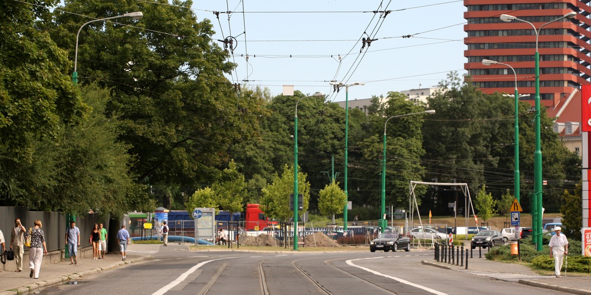 Zwęzili kierowcom jezdnie dla jednego tramwaju.