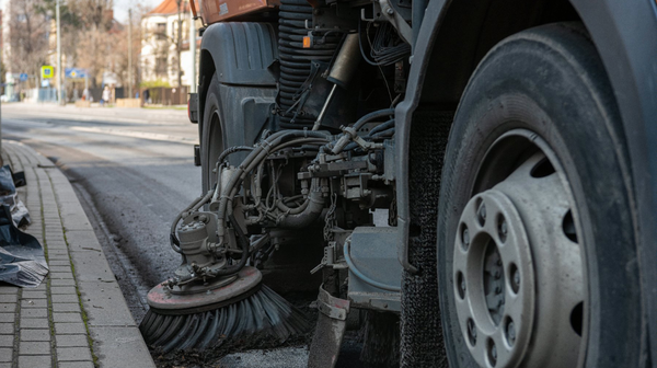 – Każdego dnia oczyszczamy do 25 km ulic, tak by do połowy kwietnia prace były wykonane na ok. 700 km miejskich dróg – wyjaśnia Ireneusz Woźny, zastępca dyrektora ZDM ds. utrzymania.