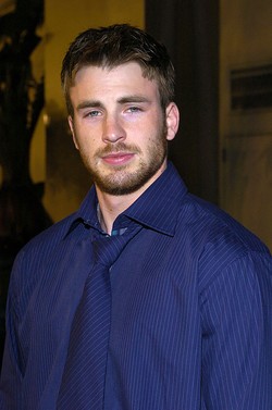 Chris Evans a Halálbiztos vizsga című film premierjén, 2004-ben - A szuperhős-imidzs előtt Chris Evans már kezdte megtalálni a saját stílusát. Itt még a tinifilmek korszakát élte, de a nagy áttörés már közeledett.