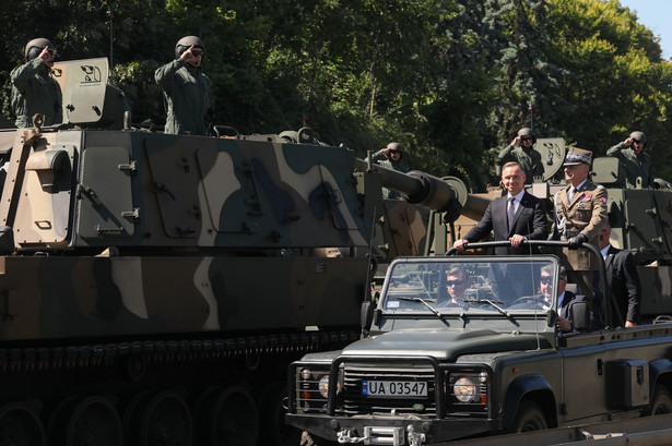 Prezydent RP Andrzej Duda (2P) i szef Sztabu Generalnego Wojska Polskiego gen. Rajmund Andrzejczak (P) na defiladzie "Silna Biało-Czerwona" z okazji Święta Wojska Polskiego