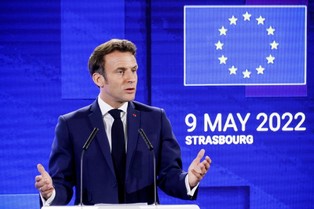 Macron w Parlamencie Europejskim: Jesteśmy po stronie Ukrainy