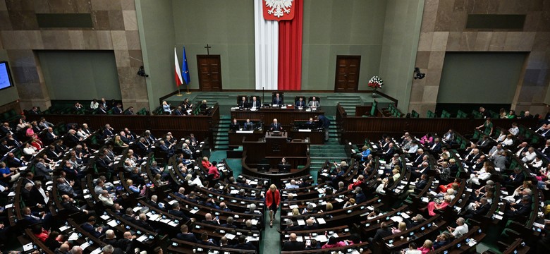 Tusk i Hołownia na dnie, Sikorski i Trzaskowski w cieniu. Jest nowy lider zaufania Polaków