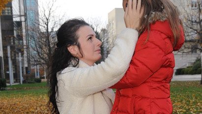 „Attól félek, hullazsákban hoznak haza” – Megtörten nyilatkozott a kislányával külföldről hazamenekült magyar anya, akit brutálisan megvert a párja – Megrázó részletek