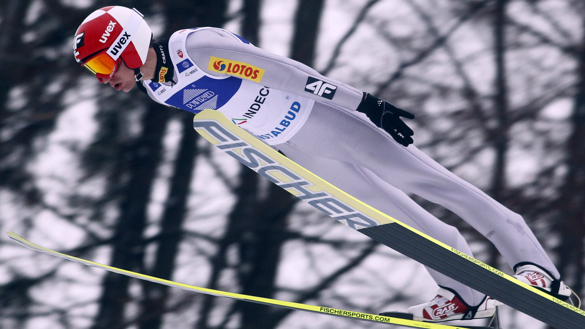 Kamil Stoch został w Wiśle-Malince mistrzem Polski w skokach narciarskich na skoczni normalnej. Najlepszy polski skoczek był sensacyjnie drugi po pierwszej serii konkursu, przegrywał z Piotrem Żyłą, ale w drugiej pobił rekord skoczni należący do Adama Małysza i został mistrzem Polski nokautując rywali.