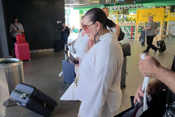 DUGU KOSU SKRATILA I VEZALA JE U NIZAK REP Folkerku ljudi jedva prepoznali u Beogradu: Stavila i masivne minđuše i predimenzionirane naočare na lice (Video)