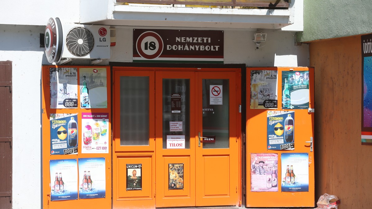 Ennyi volt, a fiataloknak nincs több cigi: szigorítják az ellenőrzést a dohányboltokban