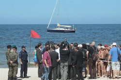 Minister przemawia. W tle nadzy Niemcy