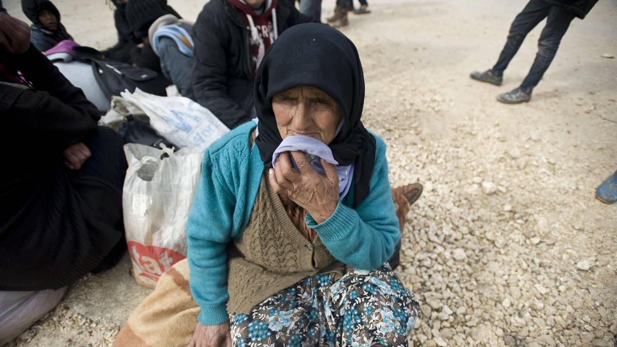 Syrians wait on Turkey-Syria border near Aleppo