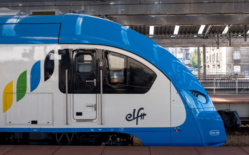 Elfy drugiej generacji to kolejne zamówienie realizowane przez firmę z Bydgoszczy dla władz województwa śląskiego. Nowe składy dołączą do sześciu sześcioczłonowych Elfów pierwszej generacji, które wożą pasażerów od 2013 roku. Koleje Śląskie jako pierwsze będą korzystać z Elfów2 

<br><br>fot. (nlat) PAP/Andrzej Grygiel