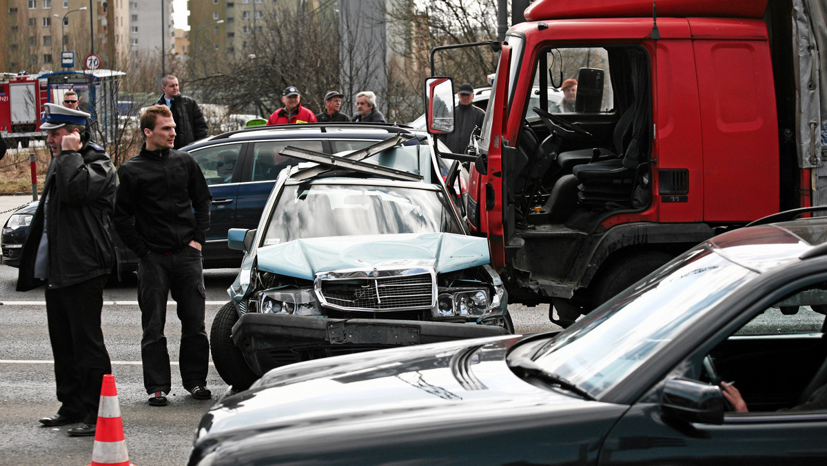 Koniec utrudnień na ul. Bora-Komorowskiego w Krakowie. W czwartek po południu doszło tam do gigantycznego karambolu. Zderzyło się jedenaście samochodów, jedna osoba została ranna. W kierunku nowej Huty utworzył się gigantyczny korek.