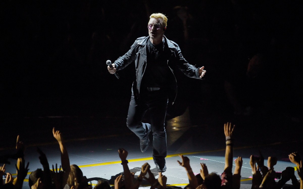 Bono w Berlinie ucałował polską flagę – zobacz!