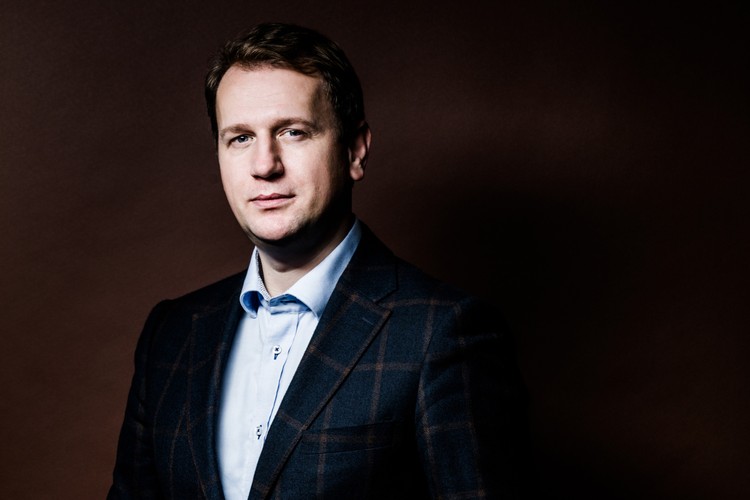 <strong>7. Sylwester Szczepaniak</strong>
<br></br>
Zastępca Dyrektora Departamentu Prawnego Ministerstwa Cyfryzacji. W ramach MC nadzoruje prace legislacyjne w zakresie przepisów dotyczących: ochrony danych osobowych, działania Centralnej Ewidencji Kierowców i Pojazdów i powiązanych e-usług, prawa telekomunikacyjnego, ponownego wykorzystania informacji publicznej (re-use); ustawy o informatyzacji, ustawy o usługach zaufania i identyfikacji elektronicznej oraz ustawy o dostępności stron internetowych podmiotów publicznych.