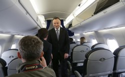 Komorowski o locie Dudy: Widać, że się nie nauczył na doświadczeniu Kaczyńskiego i Polski