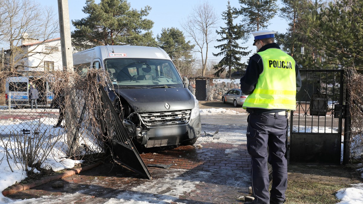 Bus, który wiózł niepełnosprawne dzieci. Czynności policyjne na miejscu wypadku 