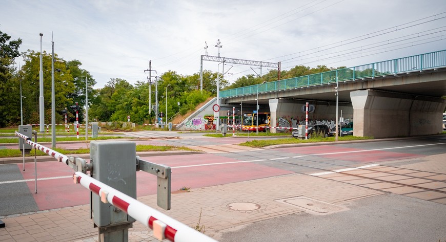 Dzięki wyniesieniu torowiska kolejowego na wiadukt będzie możliwa budowa tramwaju na Jagodno i likwidacja przejazdu kolejowego na ul. Bardzkiej