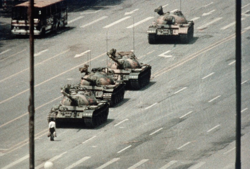 Samotny mężczyzna próbuje powstrzymać czołgi w pobliżu placu Tiananmen, 4 czerwca 1989 r.