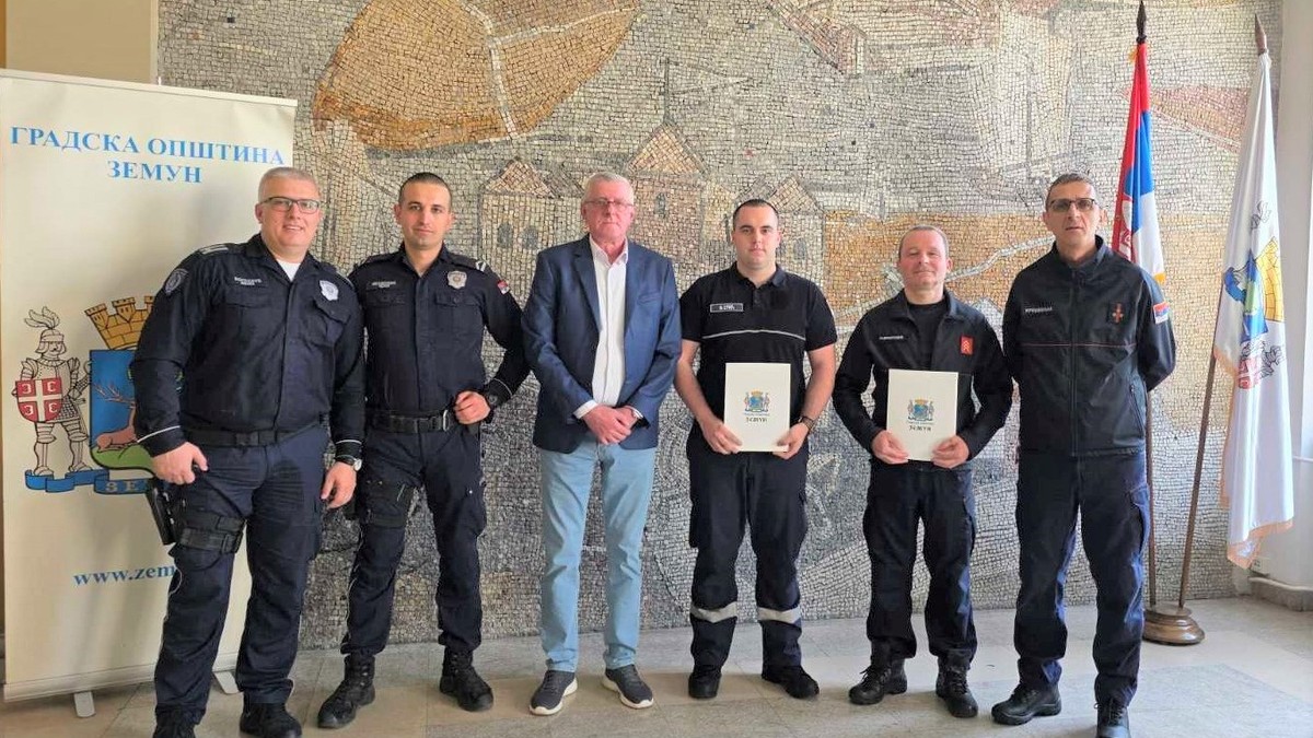 Nagrađeni policajac i vatrogasac