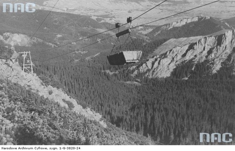 Widok ogólny budującej się prowizorycznej stacji. Na pierwszym planie wagonik do transportu materiałów budowlanych tzw. trumienka